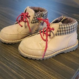 Uggs Boys boots. Size zipper. So cute!